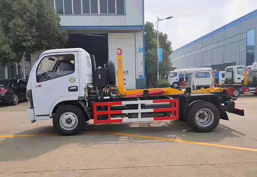 東風(fēng)多利卡勾臂垃圾車(chē)后方圖片