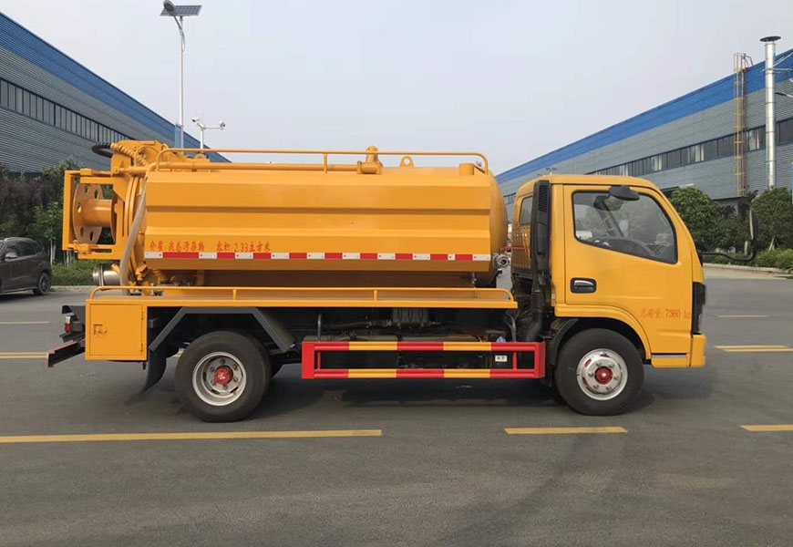 東風(fēng)多利卡6方清洗吸污車(chē)側(cè)面圖