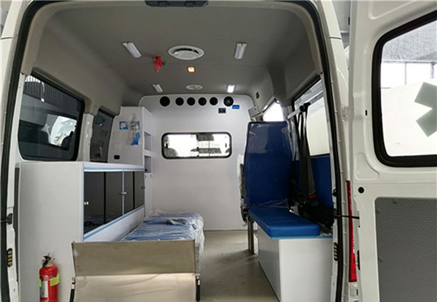 國(guó)六大通V80短軸中頂救護(hù)車