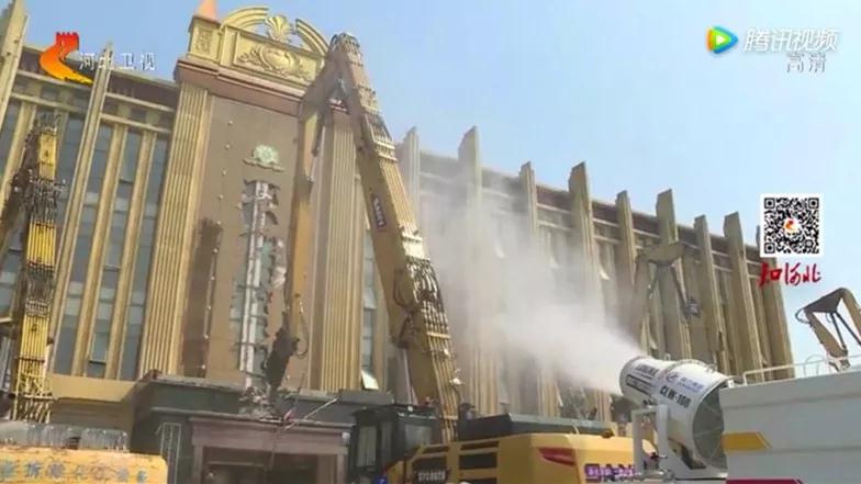 程力抑塵車助力雄安綠色環(huán)保第一拆大顯身手，被央視等電視臺主流媒體重點(diǎn)報(bào)道