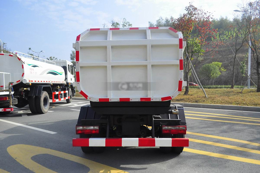 國五東風(fēng)嘉運自裝卸式垃圾車