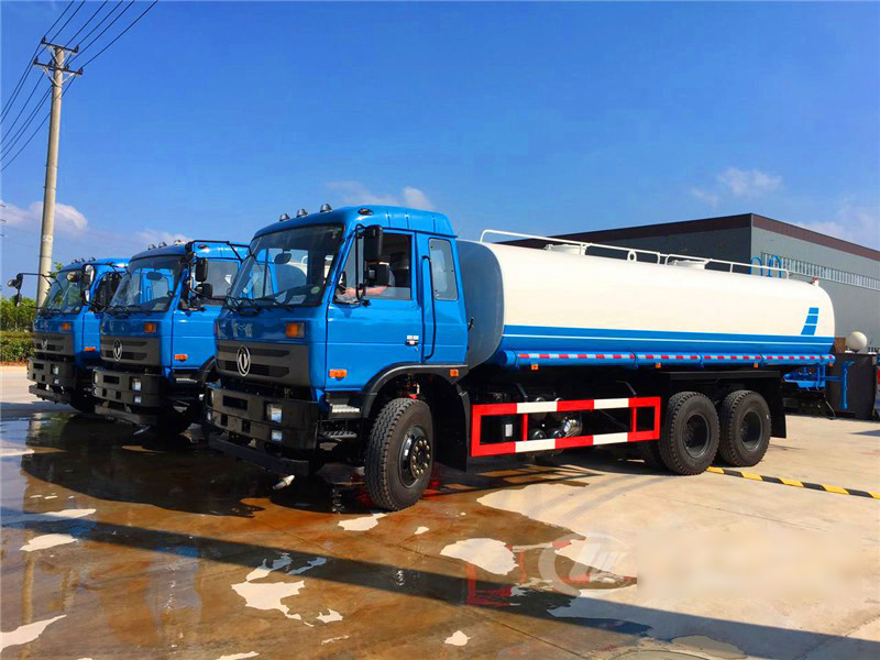 云南客戶批量訂購(gòu)的東風(fēng)后雙橋?yàn)⑺囀状伟l(fā)車3臺(tái)