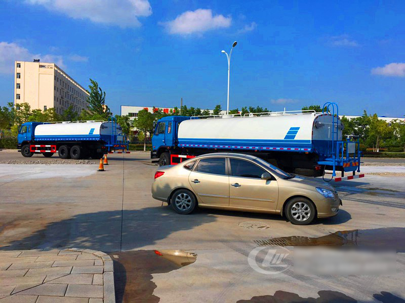 云南客戶批量訂購(gòu)的東風(fēng)后雙橋?yàn)⑺囀状伟l(fā)車3臺(tái)